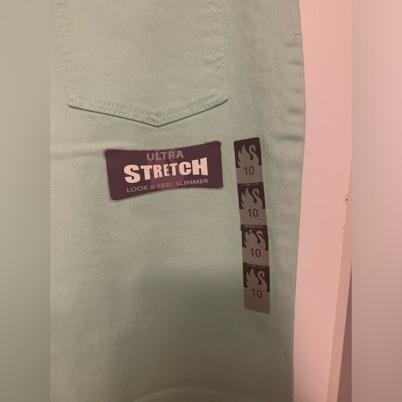 NWT. Women’s Gloria Vanderbilt light baby blue jeans in a size 10. - Picture 3 of 6